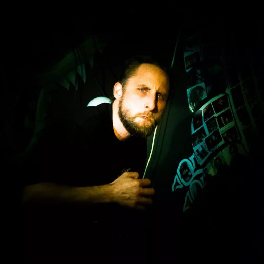Steven Matthews au bar la bretelle pour Conte un Jean